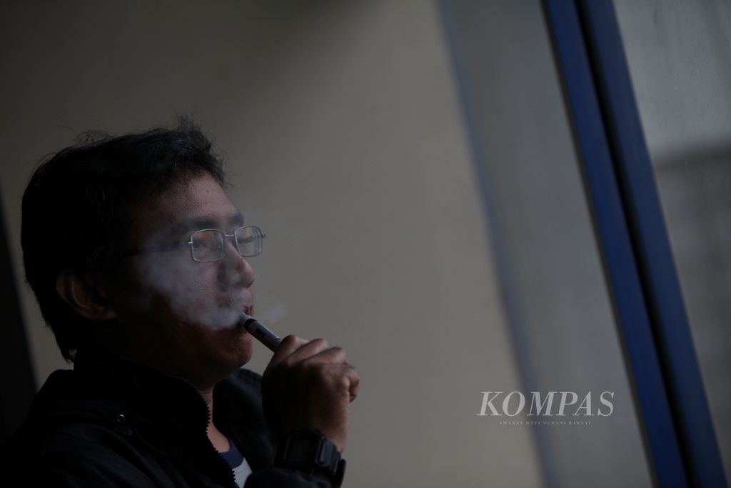 Rokok elektrik bertenaga baterai mengeluarkan uap dari hasil pemanasan tembakau cair atau cairan perasa.