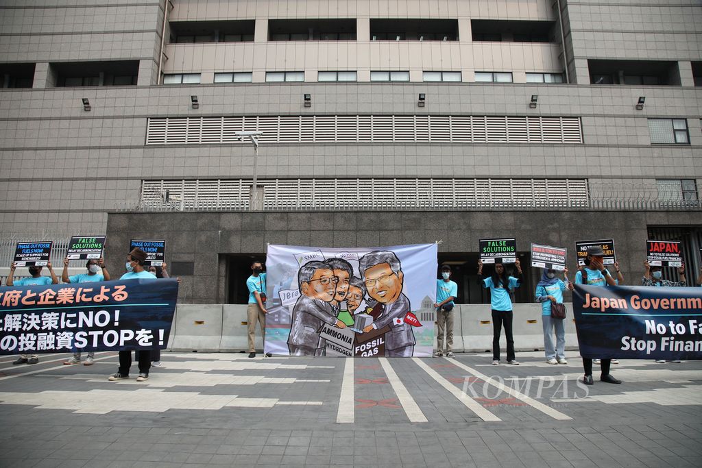 Aktivis Wahana Lingkungan Hidup Indonesia (Walhi) DKI Jakarta menggelar aksi protes atas tindakan Jepang yang mempromosikan gas fosil dan hidrogen sebagai transisi energi batubara yang diklaim mempercepat pengurangan emisi karbon tahun 2050 di depan Kantor Kedutaan Besar Jepang di Jakarta, Rabu (3/8/2022). 