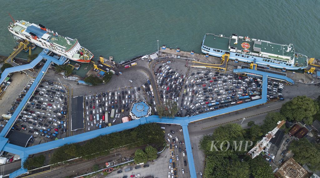 Foto udara Pelabuhan Merak, Cilegon, Banten, yang dipadati kendaraan pemudik pada puncak arus mudik, Jumat (29/4/2022) pagi.