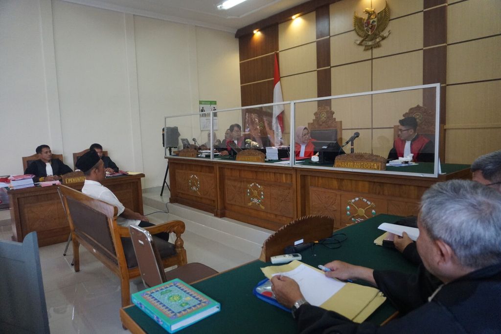 Slamet Tohari (46) menjalani persidangan di Pengadilan Negeri Banjarnegara, Jawa Tengah, Kamis (5/10/2023). 
