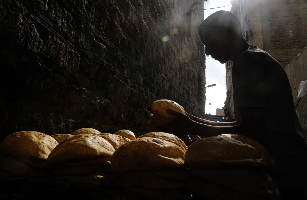 Seorang perajin roti di Mesir tengah mempersiapkan penganan tradisional yang disebut baladi di sebuah lokasi di Kairo Lama di Kota Kairo, Mesir, 8 September 2022. Mesir menjadi salah satu konsumen utama gandum Ukraina. Meningkatnya harga gandum karena perang di Ukraina menekan perekonomian Mesir, khususnya para perajin roti di negara itu.