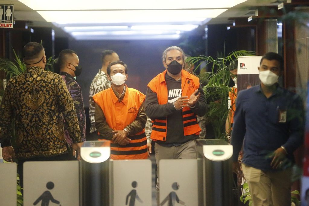 Enam tersangka dalam kasus dugaan pemberian suap pengurusan perkara di Mahkamah Agung yang terkena operasi tangkap tangan KPK kembali ke ruang pemeriksaan setelah diperlihatkan kepada wartawan saat konferensi pers di Kantor KPK, Jumat (23/9/2022) pagi. Dalam kasus ini, KPK telah menetapkan 10 tersangka dengan satu diantaranya adalah hakim agung.