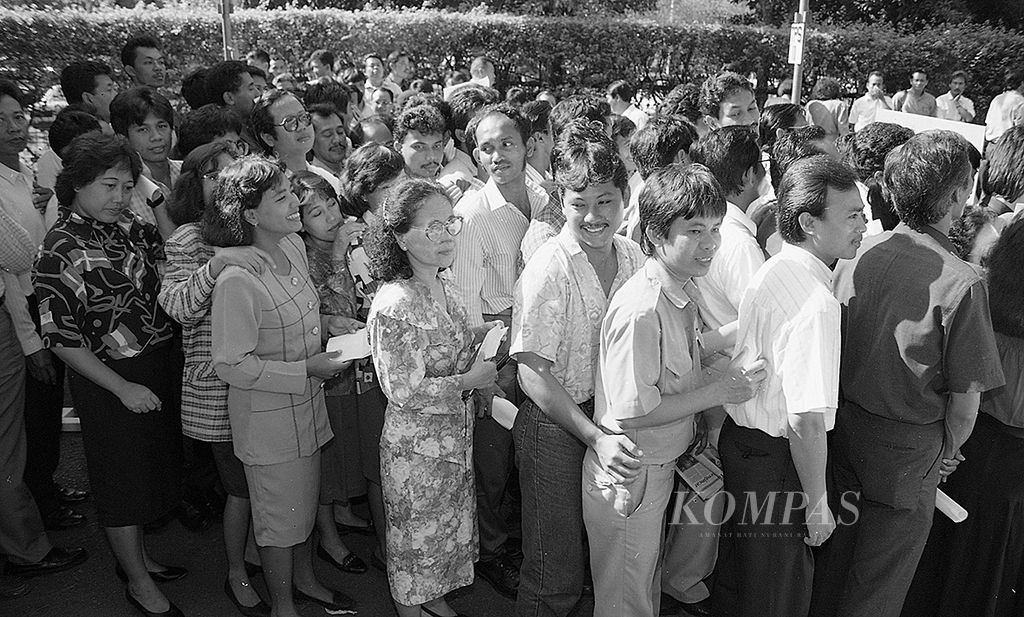 Para karyawan instansi kompleks perkantoran Manggala Wanabakti, Jakarta Pusat, antre di TPS Pemilu 1992, Selasa (9/6/1992) pagi.