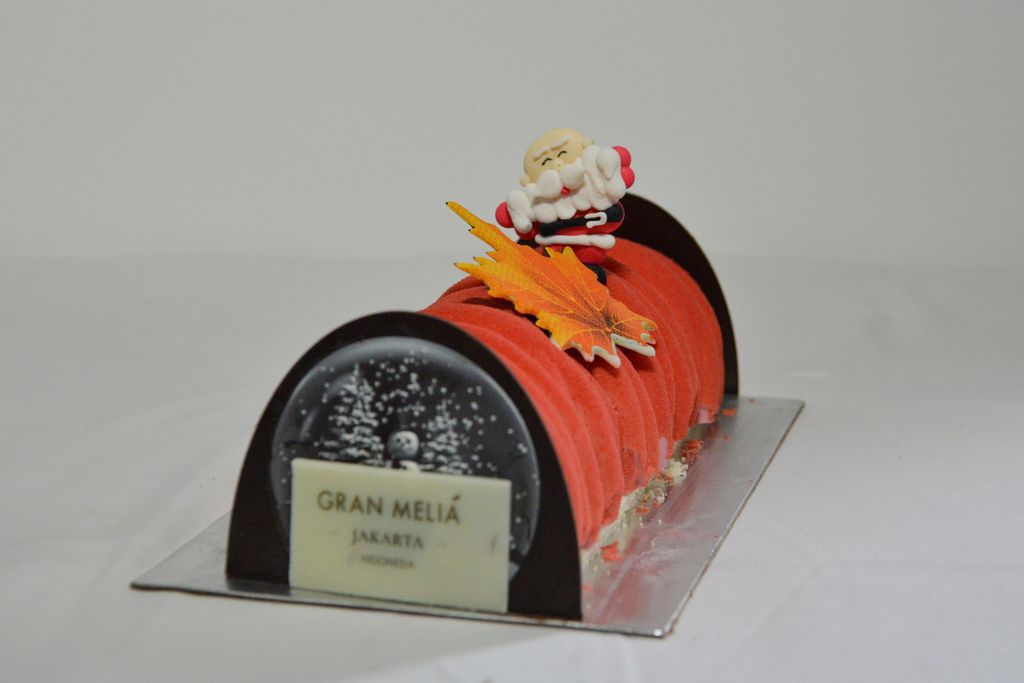 <i>Yule log</i> menjadi salah satu kue khas Natal di Hotel Gran Melia, Setiabudi, Jakarta Selatan, Rabu (21/12/2022). Kue khas Natal ini biasa dijual dalam bentuk hamper.