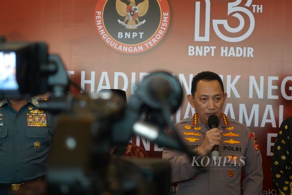 Kepala Polri Jenderal (Pol) Listyo Sigit Prabowo menyampaikan keterangan pers pada acara puncak peringatan Hari Ulang Tahun Ke-13 Badan Nasional Penanggulangan Terorisme (BNPT) di Djakarta Theatre, Jakarta, Jumat (28/7/2023).