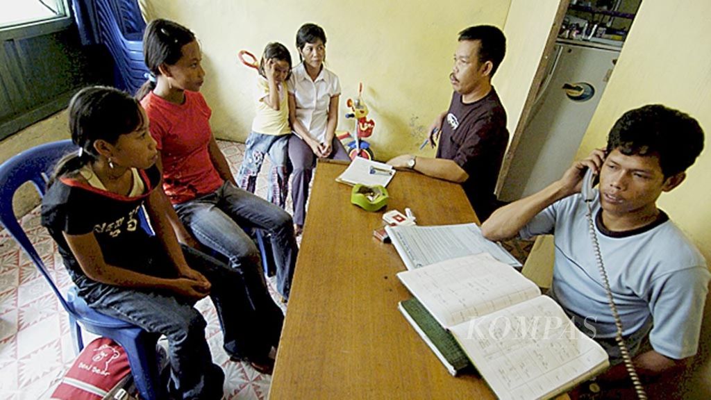 An officer at a domestic helper distribution agency communicates with potential users.