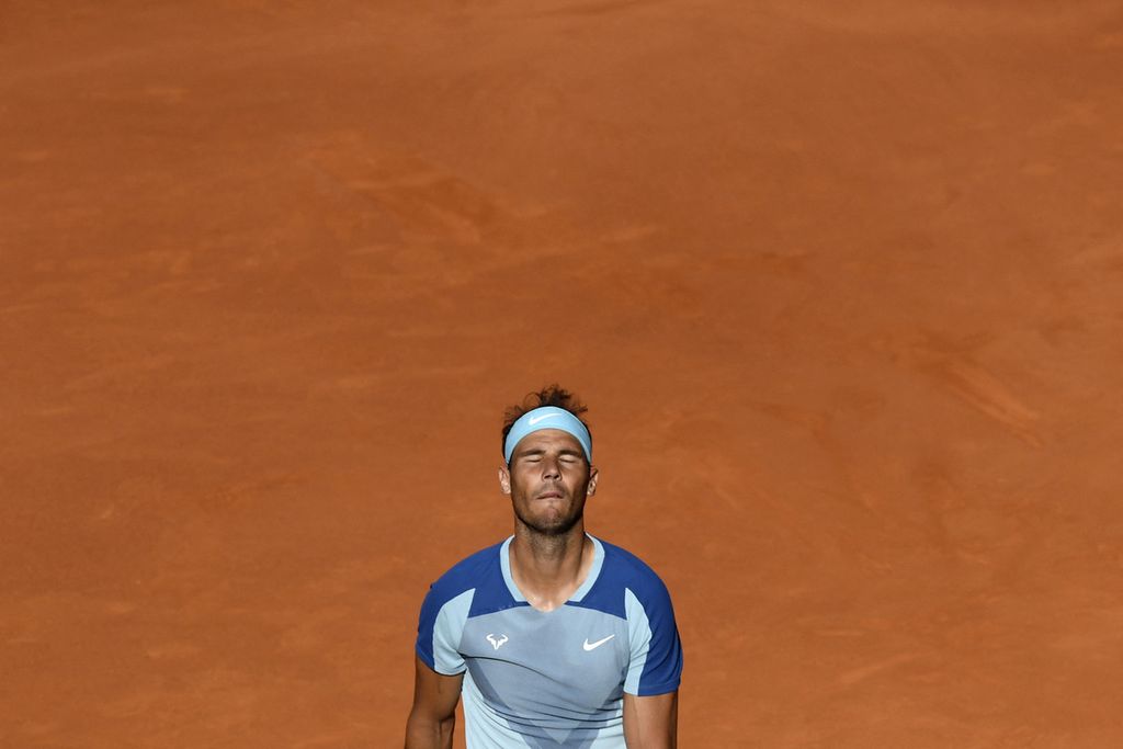 Reaksi petenis Spanyol Rafael Nadal pada pertandingan semifinal ATP Masters 1000 Madrid melawan rekan senegaranya Carlos Alcaraz, di Caja Magica, Madrid, Spanyol, Jumat (6/5/2022). Alcaraz menundukkan Nadal, 6-2, 1-6, 6-3.