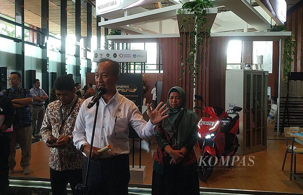 Menteri Perindustrian Agus Gumiwang Kartasasmita (tengah) ketika memberikan keterangan dalam jumpa pers serangkaian acara Business Matching 2024 di The Meru Sanur, Kota Denpasar, Bali, Selasa (5/3/2024).