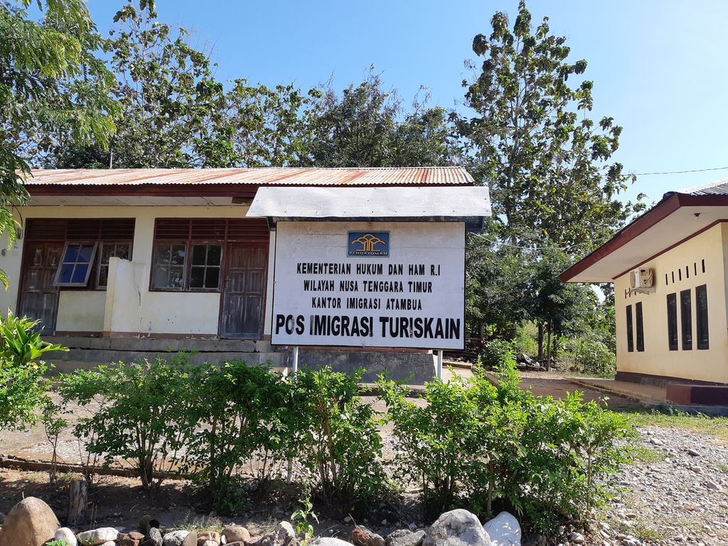 Kantor imigrasi di Turiskain, Kabupaten Belu, NTT, untuk memantau pelintasan warga antara Indonesia dan Timor Leste, Jumat (8/7/2022). Titik ini merupakan pelintasan tradisional. Dengan pas lintas batas, warga lokal bisa diizinkan melintas.