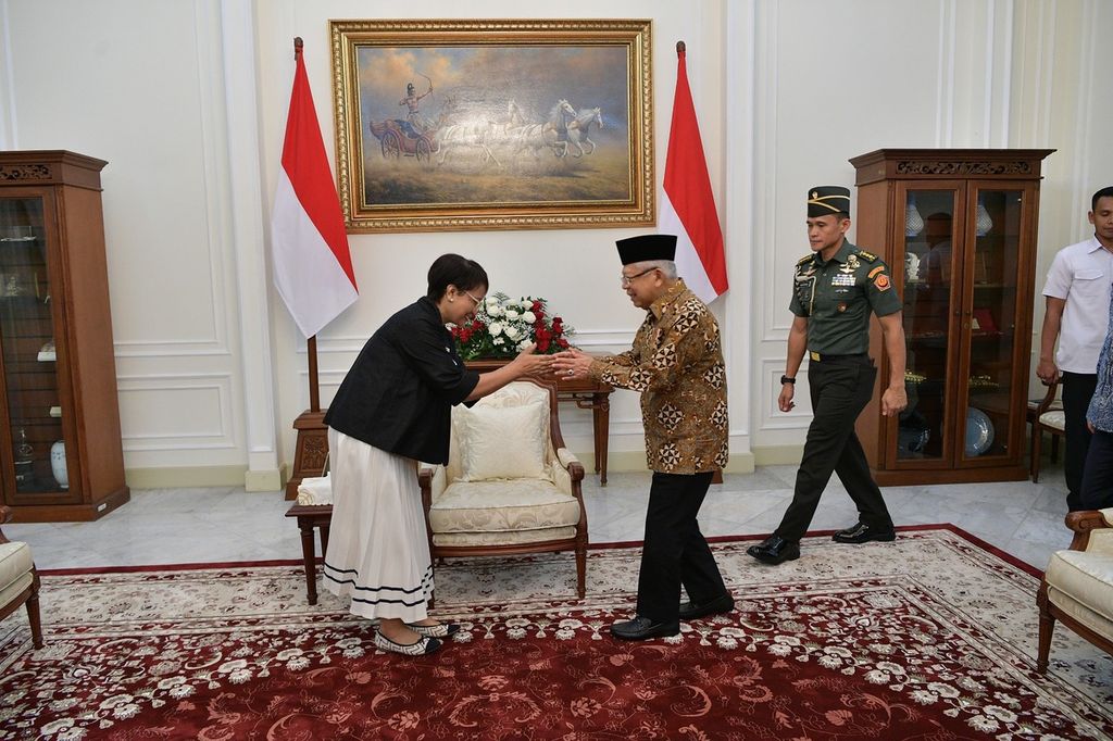 Menteri Luar Negeri Retno Marsudi bersilaturahmi dengan Wakil Presiden Maruf Amin di Istana Wapres, Jakarta, Rabu (17/4/2024).