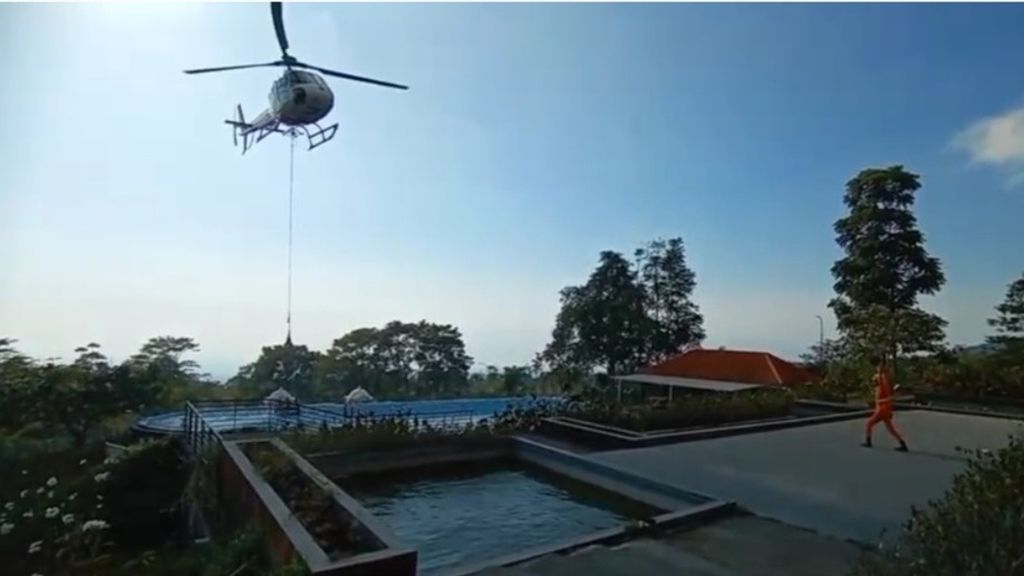 Helikopter milik Badan Nasional Penanggulangan Bencana mengambil air untuk pemadaman kebakaran di Gunung Arjuno, Pasuruan, Jawa Timur, Sabtu (4/9/2023).
