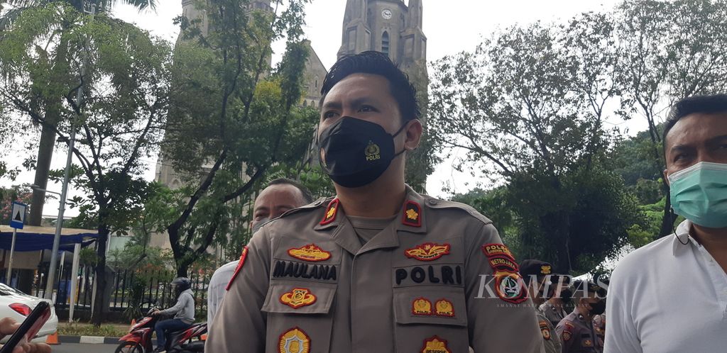 Kepala Polsek Sawah Besar Komisaris Maulana Mukarom di depan Gereja Katedral, Jakarta Pusat, Jumat (15/4/2022).