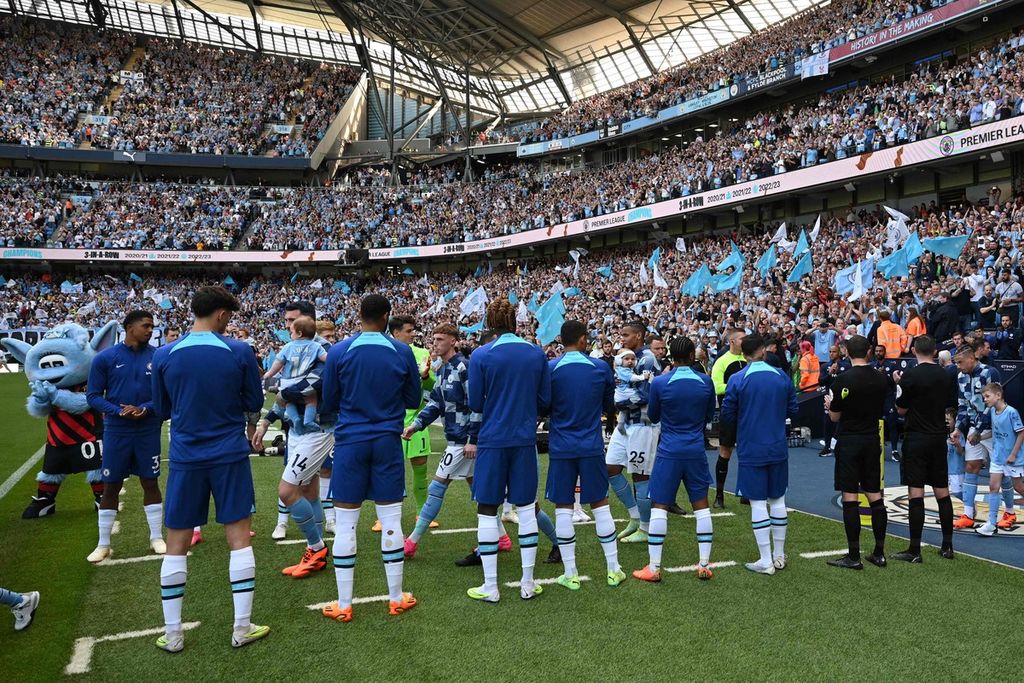 Para pemain Chelsea melakukan <i>guard of honour</i> untuk para pemain Manchester City yang memasuki lapangan pada laga Liga Inggris di Stadion Etihad, Minggu (21/5/2023). Tuan rumah City dipastikan menjadi juara setelah rivalnya, Arsenal, dikalahkan Nottingham Forest, 0-1, sehari sebelumnya.