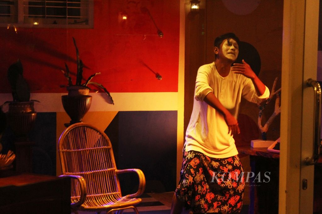 Aksi Abdul Khafidz (31) dari Institute Tingang Borneo Teater (ITBT) Palangkaraya, Kalimantan Tengah, pada Selasa (12/4/2022). Pertunjukan pantomimnya sekaligus merayakan Hari Pantomim Sedunia pada 22 Maret lalu.