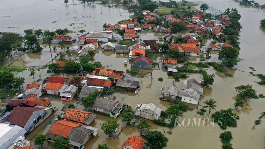 Foto udara banjir menggenangi hunian warga dan areal persawahan di Desa Sukadaya, Kecamatan Sukawangi, Kabupaten Bekasi, Jawa Barat (20/1/2022). Banjir menggenangi hunian warga selama empat hari dengan ketinggian 30-50 sentimeter. Selain intensitas curah hujan yang tinggi, banjir juga disebabkan oleh meluapnya Sungai Pengarengan. 