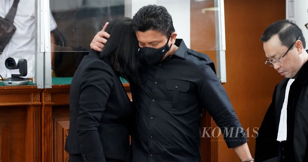 Terdakwa Putri Candrawathi (kiri) dipeluk terdakwa Ferdy Sambo saat keduanya hadir dalam persidangan kasus yang menyeret mereka di Pengadilan Negeri Kelas IA Jakarta Selatan, Selasa (1/11/2022). 