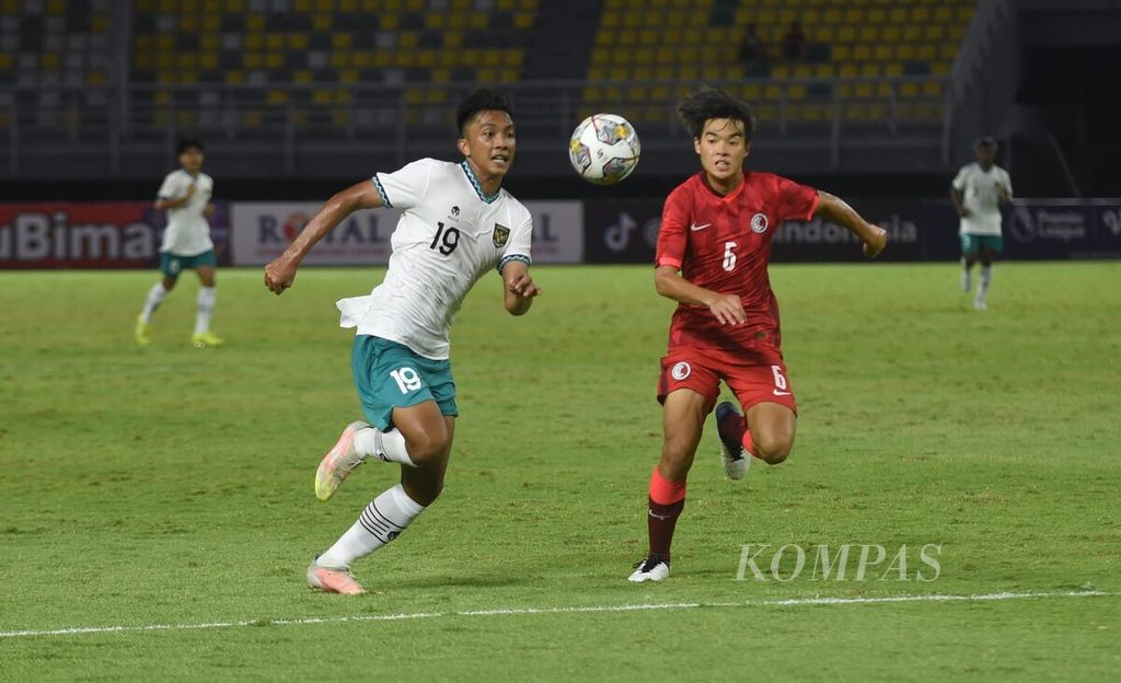 Pemain Indonesia Rabbani Tasnim Siddiq (kiri) berebut bola dengan pemain Hong Kong Ellison Tsang dalam Laga Kualifikasi Piala Asia U-20 di Stadion Gelora Bung Tomo, Kota Surabaya, Jawa Timur, Jumat (16/9/2022). Indonesia menang 5-1.