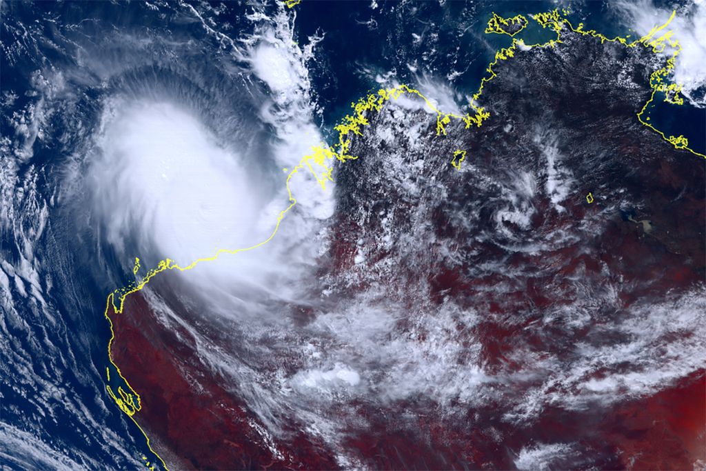 Citra satelit yang diambil Himawari-8, satelit cuaca Jepang, dan dirilis oleh Institute Nasional Teknologi Informasi dan Komunikasi memperlihatkan topan Ilsa mendekati pesisir barat Australia, 13 April 2023. Topan Ilsa menghantam dua kapal nelayan Indonesia di Australia. 
