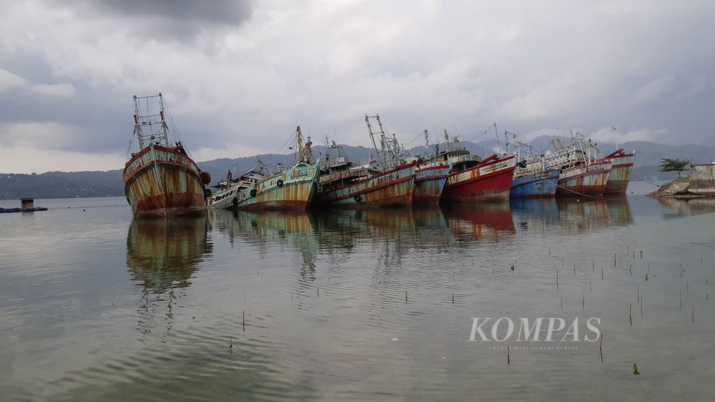 Sejumlah kapal ikan eksasing berlabuh di Teluk Ambon, Kota Ambon, Maluku,  Selasa (3/12/2019). Nasib kapal-kapal itu menggantung sejak akhir 2014.