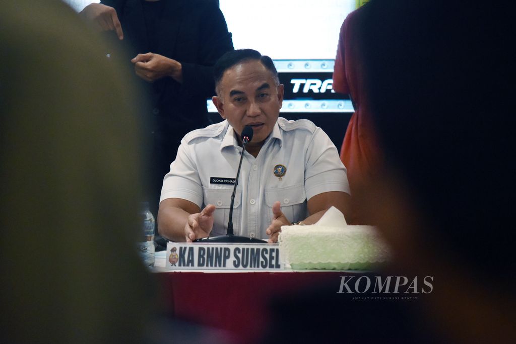 Kepala Badan Narkotika Nasional Sumatera Selatan Djoko Prihadi hadir dalam konferensi pers pengungkapan kasus narkoba di Markas Kepolisian Daerah Sumatera Selatan, Palembang, Minggu (11/2/2024). 