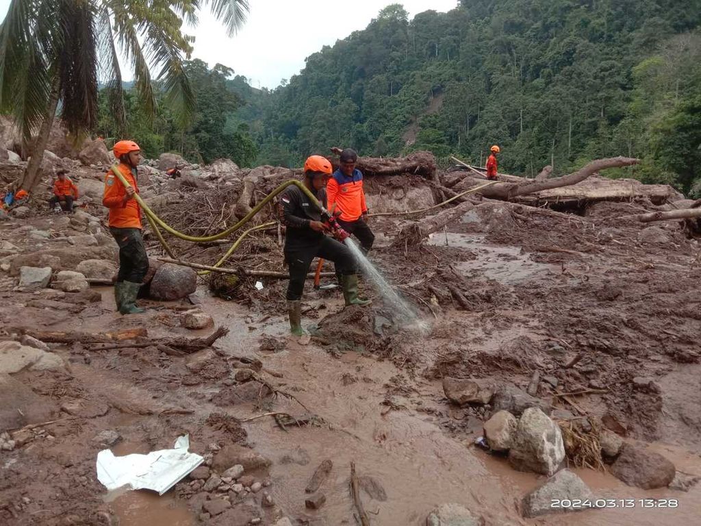 Tim SAR gabungan menggunakan pompa air untuk mencari korban banjir bandang di Kampung Langgai, Nagari Ganting Mudiak Utara Surantih, Kecamatan Sutera, Kabupaten Pesisir Selatan, Sumatera Barat, Rabu (13/3/2024). 