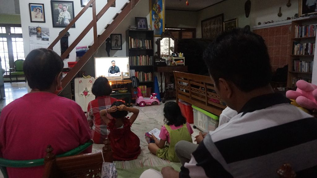 Sebuah keluarga mengikuti misa dalam jaringan internet di rumah mereka di Sidoarjo, Jawa Timur, Minggu (22/3/2020). Selama pandemi, Gereja Katolik di Indonesia memberlakukan misa secara online itu untuk melindungi umat dari penularan Covid-19.