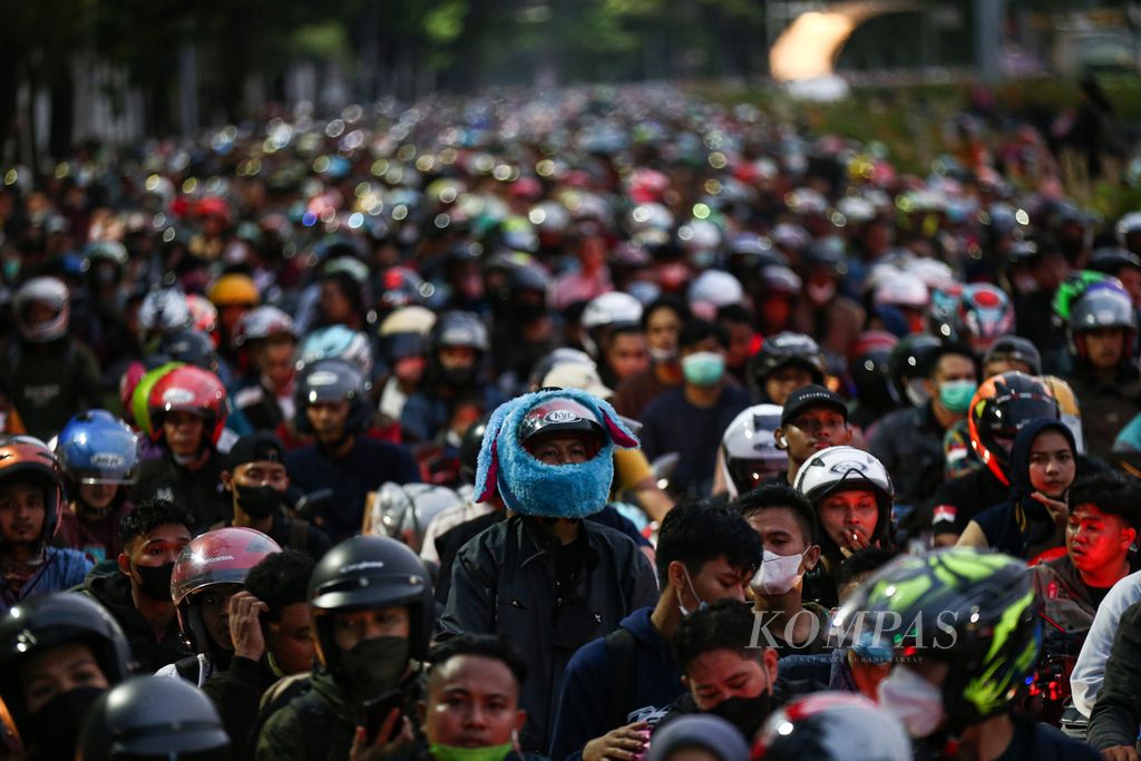 Seorang pemudik mengenakan helm kelinci terlihat di antara ribuan pemudik sepeda motor lainnya saat mengantre memasuki Pelabuhan Merak, Cilegon, Banten, Sabtu (30/4/2022) pagi. Kepadatan pemudik sepeda motor ini telah terjadi sejak Sabtu dini hari.