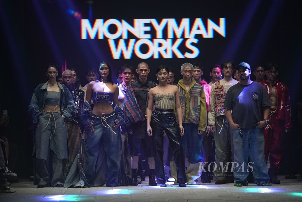 Peragaan busana koleksi Money Man Works karya desainer Dash dan Reva Marchellin dalam Plaza Indonesia Mens Fashion Week di Jakarta, Rabu (4/9/2024). 