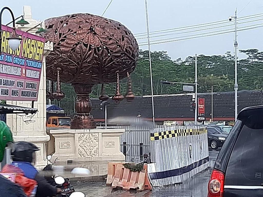 Patung berwujud pohon Kalpataru menghiasi gerbang masuk kawasan Borobudur di daerah Blondoi, Kecamatan Mungkid, Kabupaten Magelang, Senin (17/1/2022).