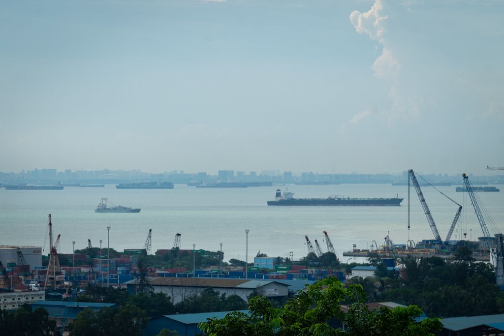 Lalu lintas kapal di Selat Philips, perairan antara Pulau Batam dan Singapura, Selasa (12/9/2023).