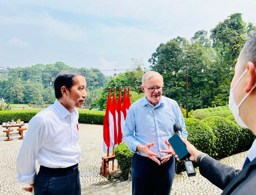 Presiden Joko Widodo dan Perdana Menteri Australia Anthony Albanese menjawab pertanyaan wartawan setibanya di Kebun Raya Bogor, Jawa Barat, Senin (6/6/2022). 