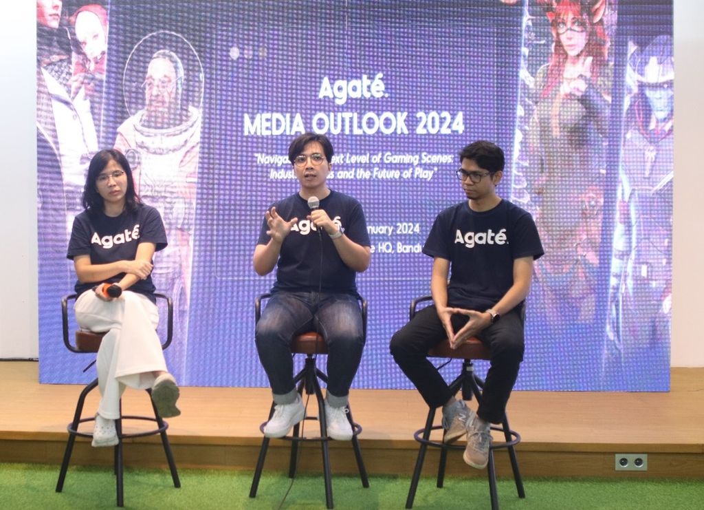 From left to right, Co-founder and CEO Agate Shieny Aprilia, Chief Strategy Officer Agate Cipto Adiguno, and Head of Vertx Break Powered by Agate Ar Cahyadi Indra in a discussion session, during the Media Trip and Briefing: Agate Media Outlook 2024 event at the Agate International office in Summarecon Bandung area, Gedebage District, Bandung City, West Java, on Tuesday (16/1/2024).