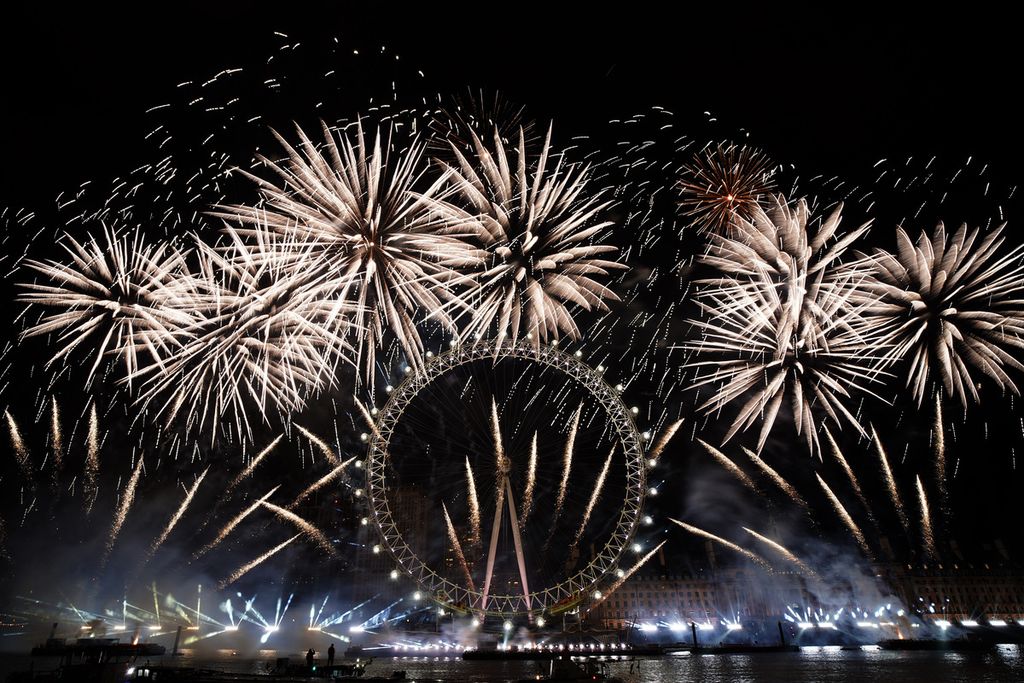 Pesta kembang api di malam pergantian tahun 2023-2024 di kota London, Inggris, dipusatkan di London Eye, Senin (1/1/2024). 