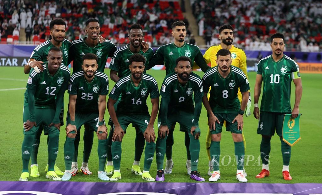 Pemain Arab Saudi berfoto sebelum melawan Kirgistan pada pertandingan Grup F Piala Asia 2023 di Stadion Ahmad bin Ali, Al Rayyan, Qatar, Minggu (21/1/2024) malam. 