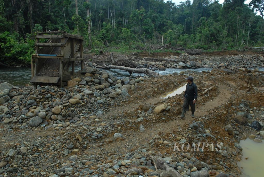 Tambang liar emas merusak ekosistem sungai di Kabupaten Bungo, Provinsi Jambi. Perlu penegakan hukum yang serius untuk mengakhiri kerusakan lingkungan yang timbul akibat masifnya aktivitas ini. Tampak seorang warga menyaksikan kerusakan lingkungan di ekosistem Sungai Pelepat, Bungo, Selasa (7/7/2020).