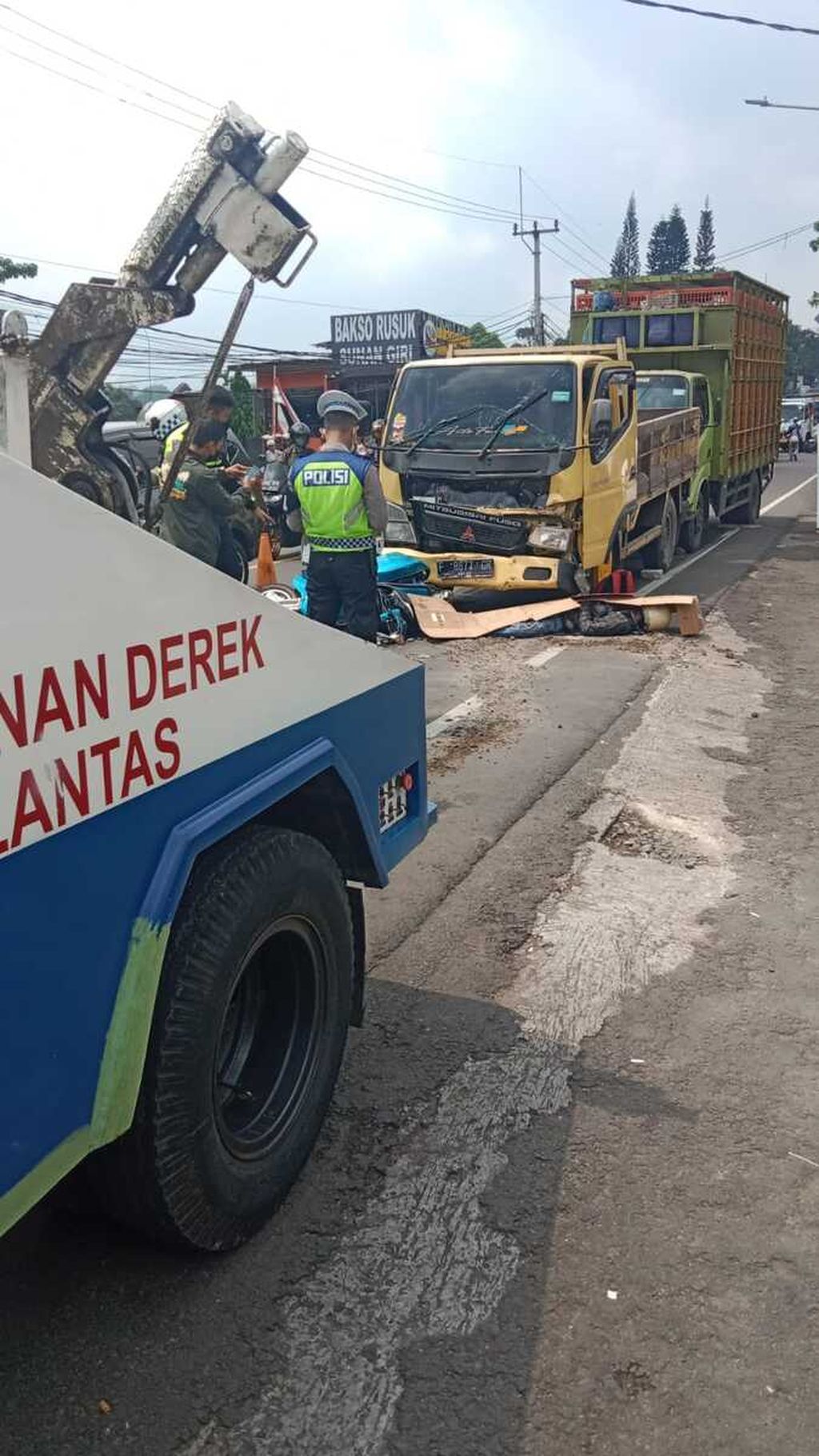 Kecelakaan beruntun terjadi di Jalan Raya Puncak Bogor, di Turunan Selarong, Desa Cipayung Datar, Kecamatan Megamendung, Kabupaten Bogor, Jawa Barat, Rabu (10/8/2022) sekitar pukul 11.45. Satu pengendara motor tewas.