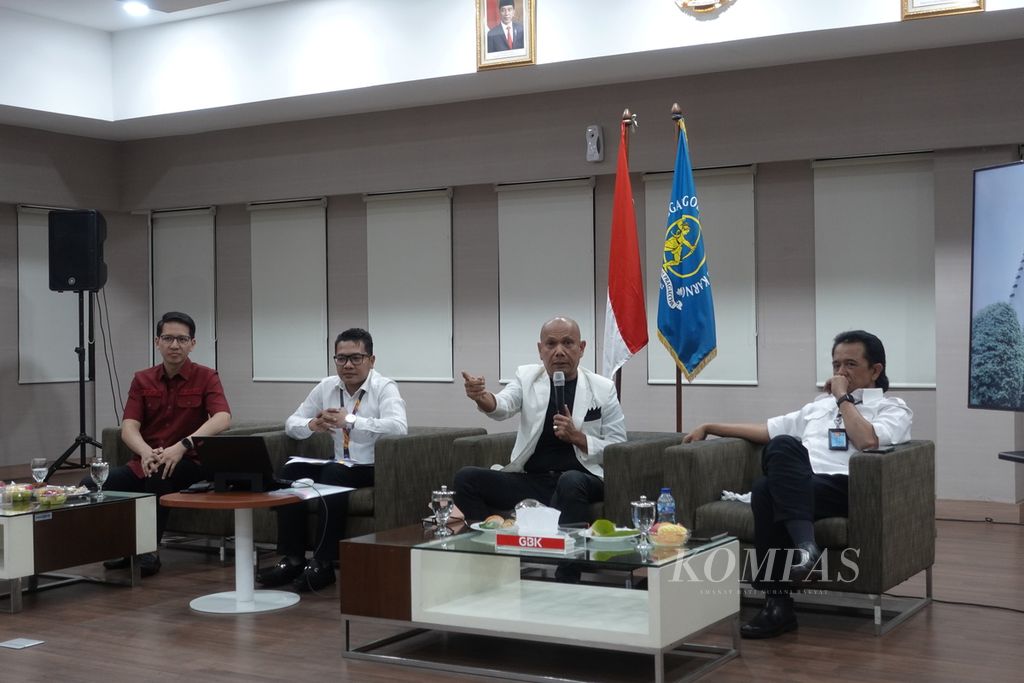 Saor Siagian (dua dari kanan) dari kantor hukum Saor Siagian & Partners yang juga sebagai kuasa hukum Pusat Pengelolaan Kompleks Gelora Bung Karno atau PPKGBK pada acara temu media di Jakarta, Jumat (29/9/2023).