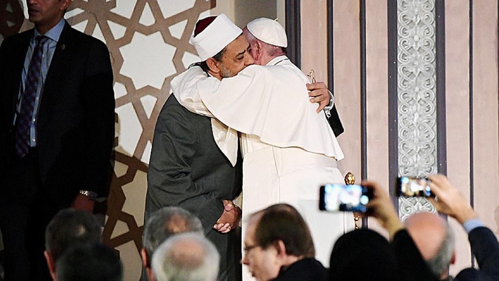 Paus Fransiskus memeluk Imam Besar Al-Azhar Ahmed al-Tayeb selama konferensi perdamaian Internasional Al-Azhar di Kairo, Mesir 28 April 2017.