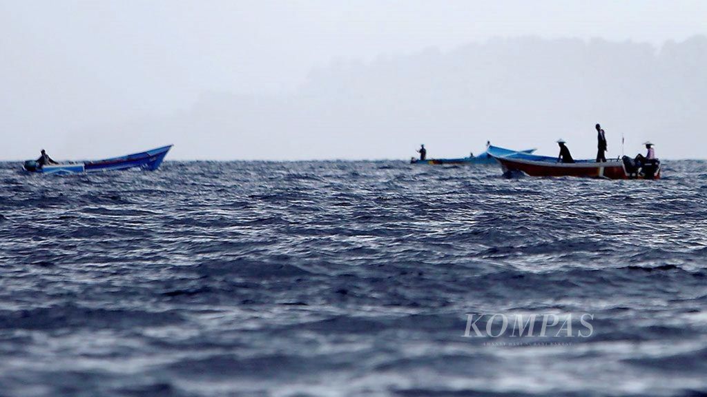 Nelayan Banda Naira, Maluku Tengah, Maluku, menangkap ikan tuna dengan cara memancing di Laut Banda, Sabtu (29/4/2017).  