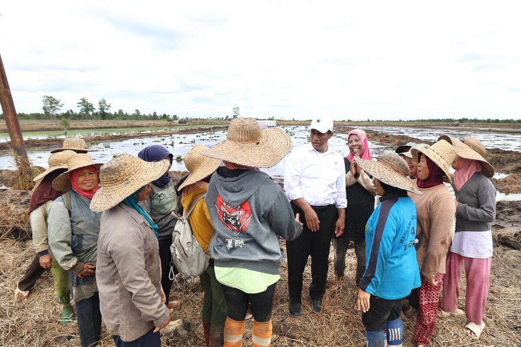 Menteri Pertanian Amran Sulaiman berbincang dengan petani di Desa Dadahup, Kabupaten Kapuas, Kalteng, Rabu (28/8/2024). 