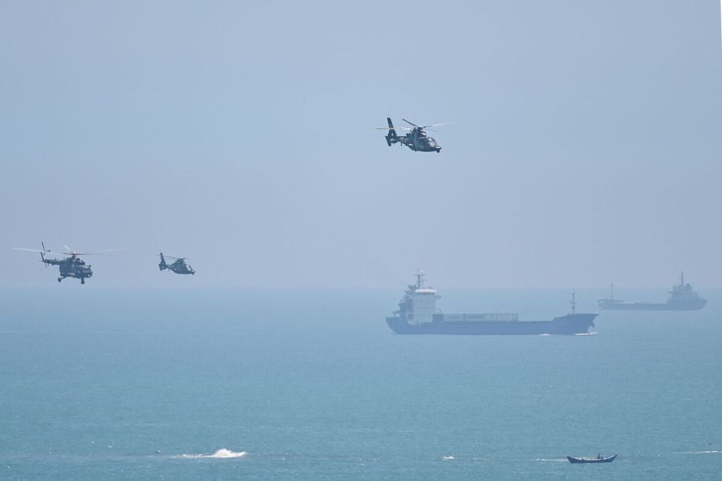 Helikopter militer China terbang melewati pulau Pingtan, salah satu titik terdekat daratan China dari Taiwan, di provinsi Fujian pada 4 Agustus 2022, menjelang latihan militer besar-besaran di Taiwan menyusul kunjungan Ketua DPR AS Nancy Pelosi ke Taipei.