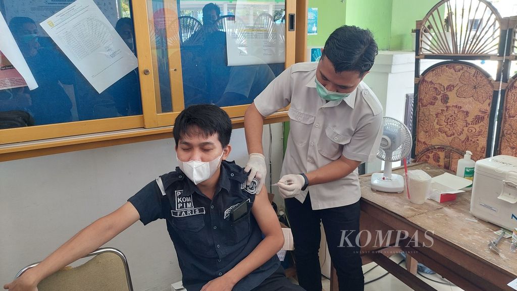 Petugas memberikan vaksinasi Covid-19 dosis ketiga atau penguat (<i>booster</i>) kepada pegawai Pemkot Banjarmasin di Kantor Dinas Kesehatan Kota Banjarmasin, Kalimantan Selatan, Selasa (8/2/2022). 