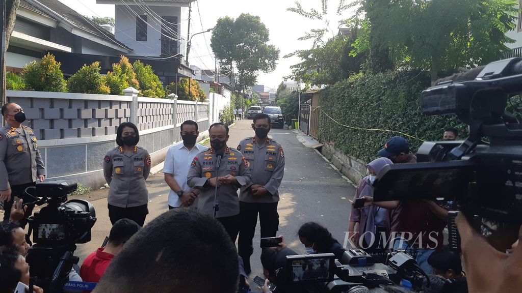 Kepala Divisi Humas Polri Inspektur Jenderal Dedi Prasetyo dalam jumpa pers di rumah dinas Irjen Ferdy Sambo di Kompleks Polri Duren Tiga, Jakarta Selatan, Senin (1/8/2022).