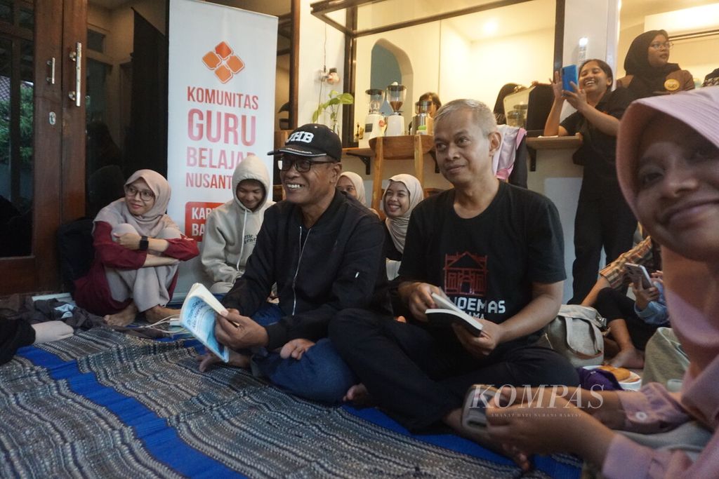 Suasana kegiatan Book Talk Purwokerto di kafe Coffee at Home, Purwokerto, Kabupaten Banyumas, Jawa Tengah, Minggu (29/1/2024).