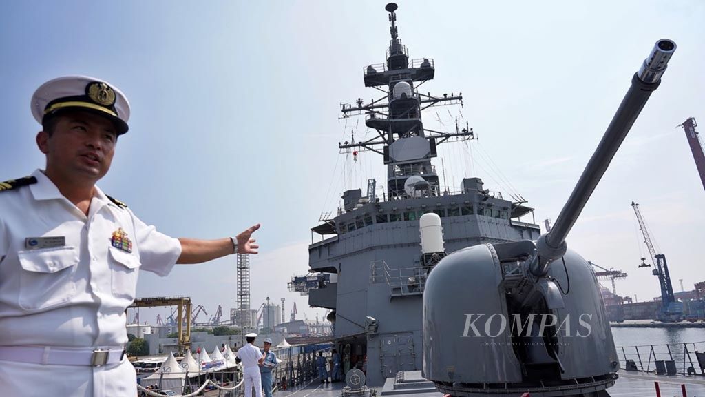 Suasana bagian depan kapal perang angkatan laut Jepang JS Samidare saat sandar di Pelabuhan Tanjung Priok, Jakarta, Kamis (8/5/2019).  