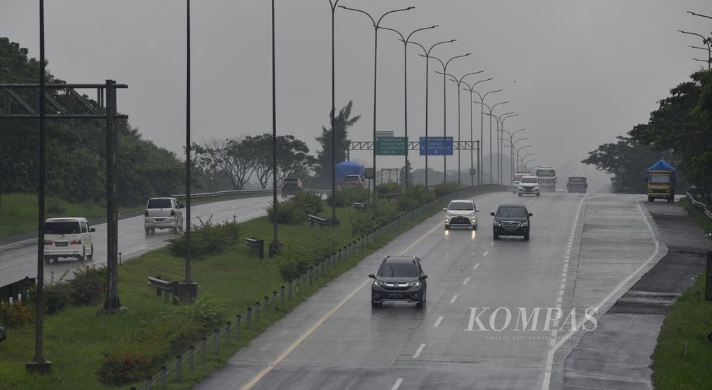Lalu lintas kendaraan yang menuju ke arah Cikampek (kanan) di Jalan Tol Jakarta-Cikampek terpantau lancar setelah Gerbang Tol Cikampek Utama pada Rabu (27/4/2022) sekitar pukul 14.30. 