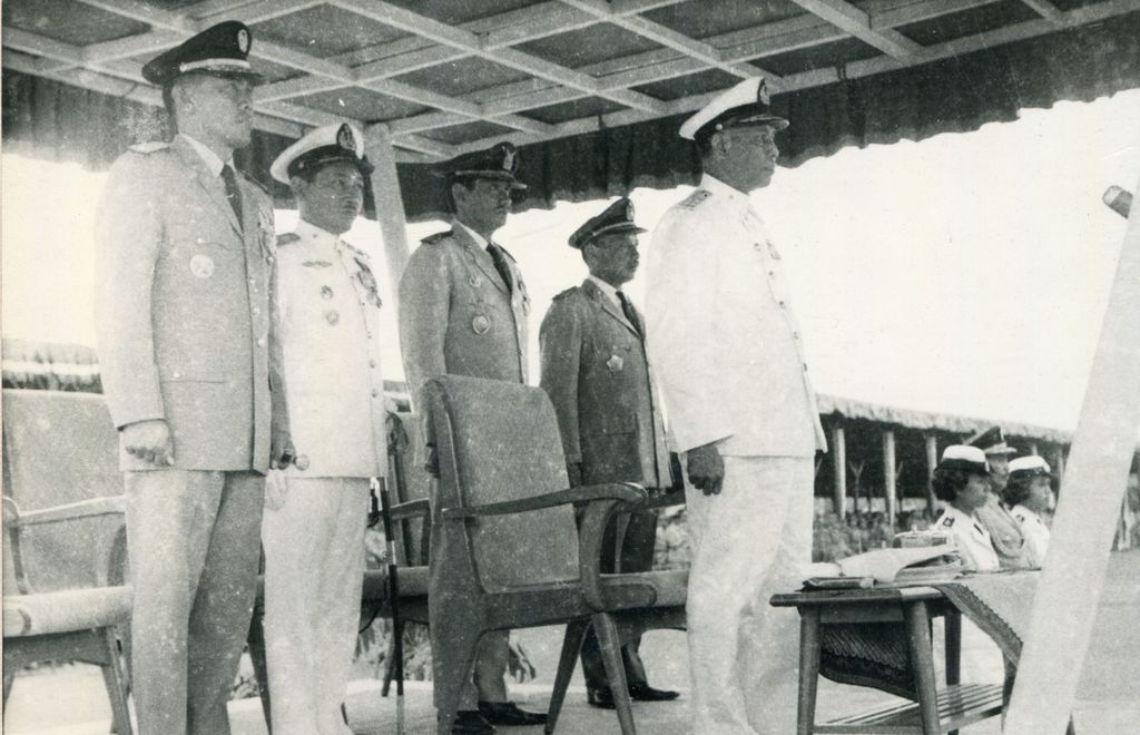 IPPHOSUpacara peringatan Hari ABRI ke XIX di Gelora Bung Karno Senayan dengan inspektur upacara Pejabat Presiden Dr. Leimena tanggal 5 Oktober 1964.