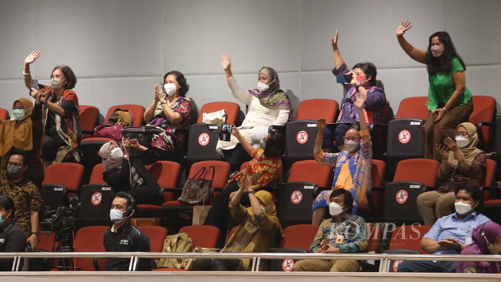 Para aktivis perempuan bergembira seusai pengesahan Rancangan Undang-Undang Tindak Pidana Kekerasan Seksual (RUU TPKS) dalam rapat paripurna DPR di Kompleks Parlemen, Senayan, Jakarta, Selasa (12/4/2022). DPR resmi mengesahkan RUU TPKS menjadi undang-undang. Pengesahan ini dilakukan dalam Rapat Paripurna DPR RI Ke-19 Masa Persidangan IV Tahun Sidang 2021-2022. 