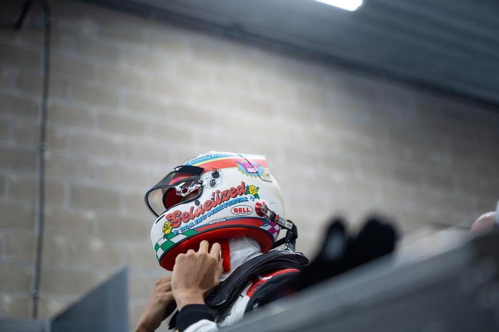 Pebalap Sean Gelael memakai helmnya sebelum dimulai balap mobil ketahanan FIA WEC di Spa-Francorchamps, Belgia, Sabtu (11/5/2024).