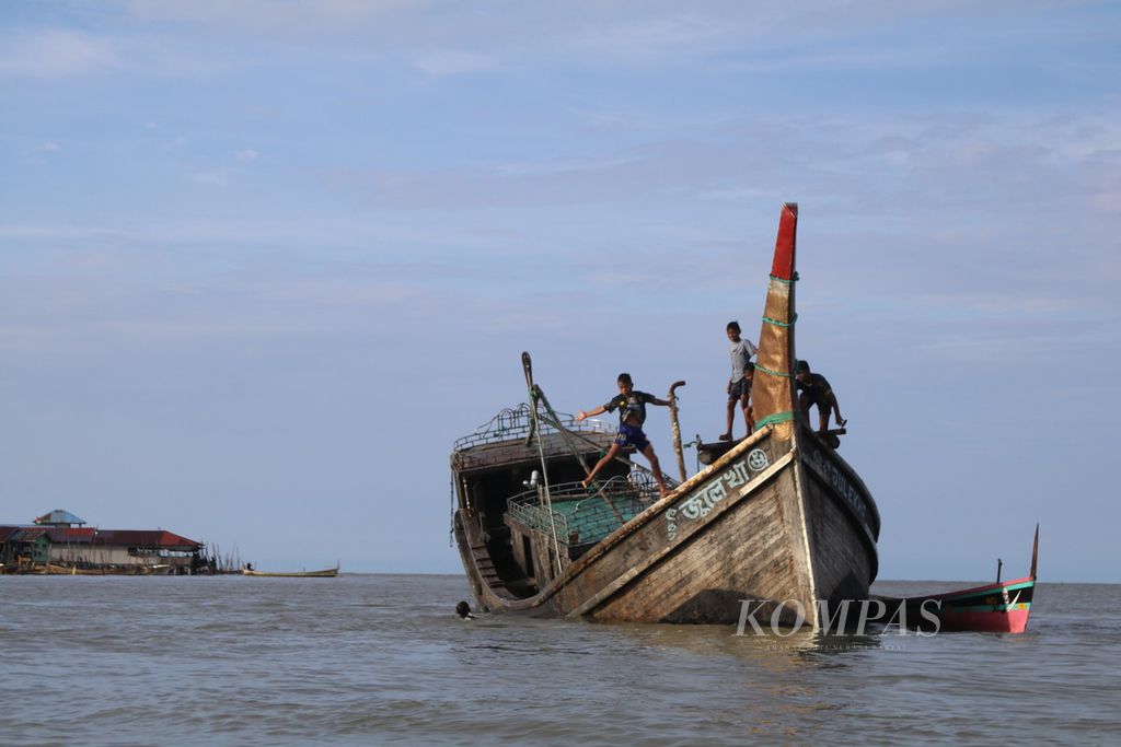 Kapal pengangkut pengungsi etnik Rohingya yang telah rusak dinaiki warga lokal di Desa Karang Gading, Kecamatan Labuhan Deli, Kabupaten Deli Serdang, Sumatera Utara, Rabu (17/1/2024). 